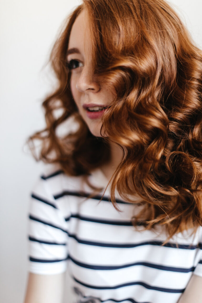 Cabelo com ondas largas e brilho intenso